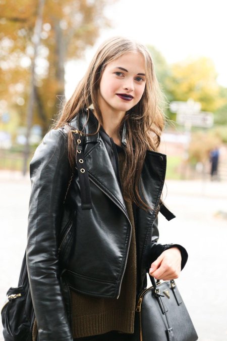 Молодые девушки в кожаных