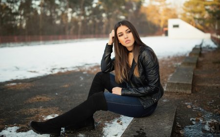 Красивая брюнетка