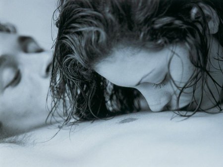 Девушка целует живот мужчине