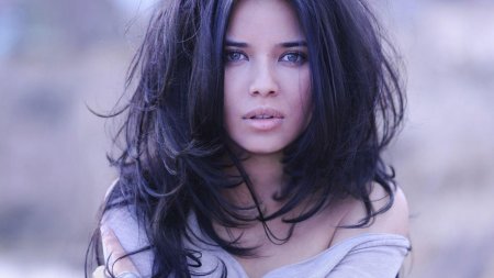 Красивая брюнетка