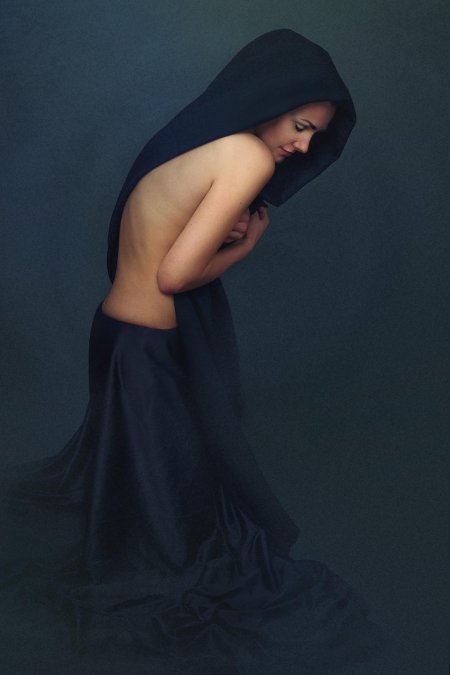 Девушка в капюшоне