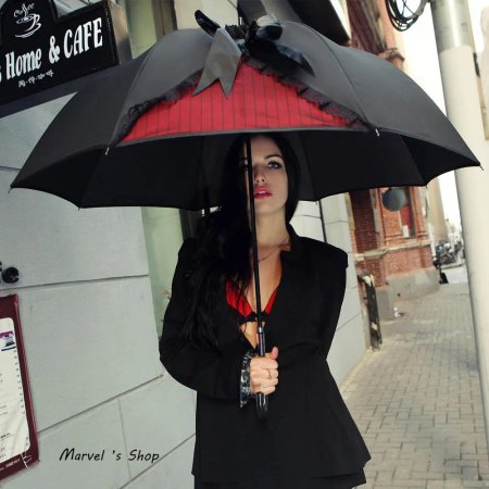 Девушки с зонтами