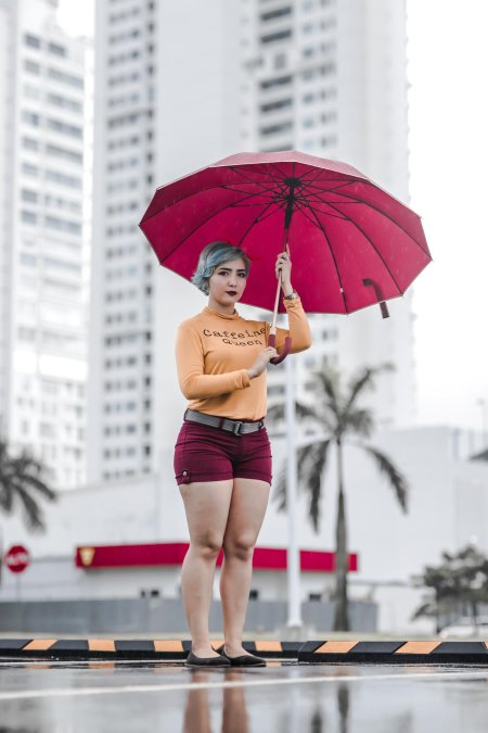 Женщина с зонтом