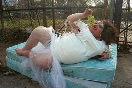 Толстая тетка в свадебном платье