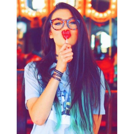 Яркая девушка