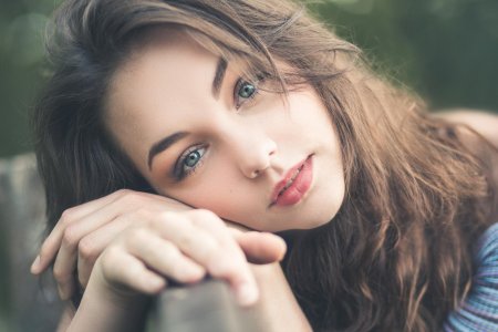 Шатенка с голубыми глазами