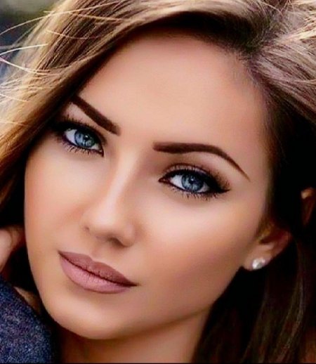 Красивое женское лицо