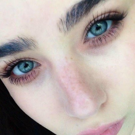 Голубые глаза красивые