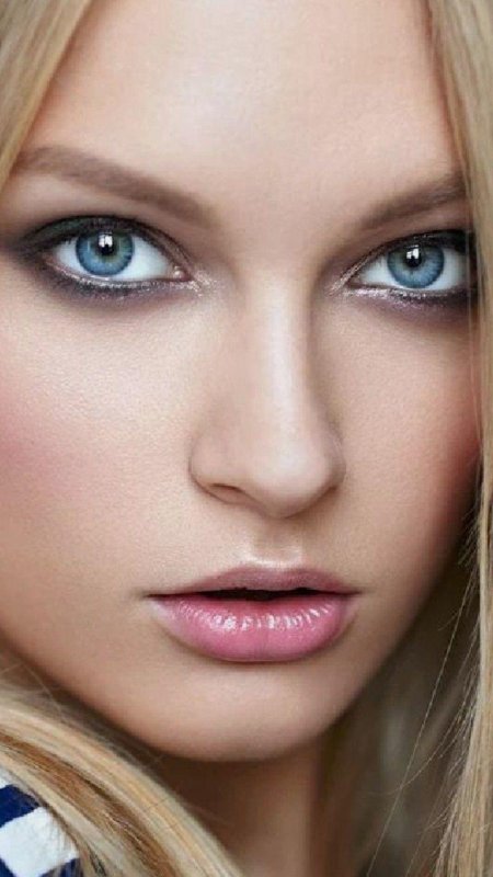 Блондинка с голубыми глазами