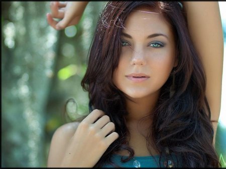 Брюнетка с зелеными глазами