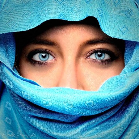 Голубые глаза женские