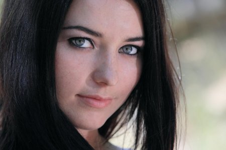Брюнетка с голубыми глазами
