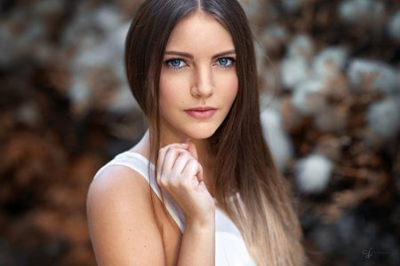 Красивая девушка с голубыми глазами