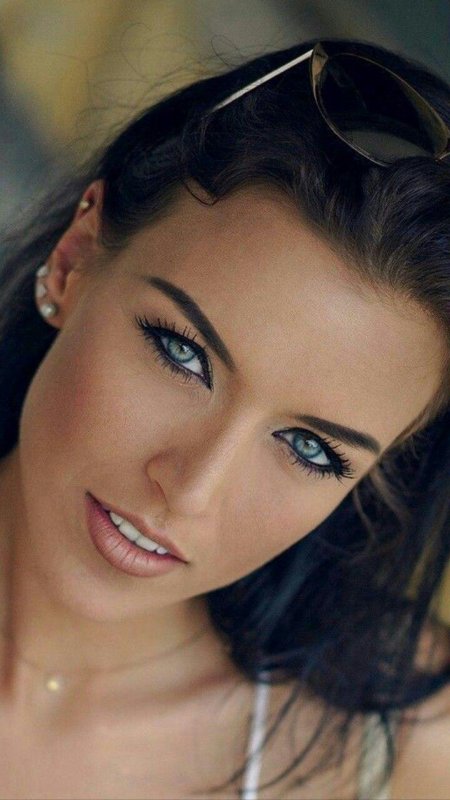 Красивые брюнетки с голубыми глазами