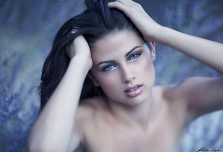 Голубоглазая брюнетка