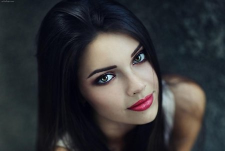 Брюнетка с зелеными глазами