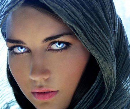 Голубые глаза девушка