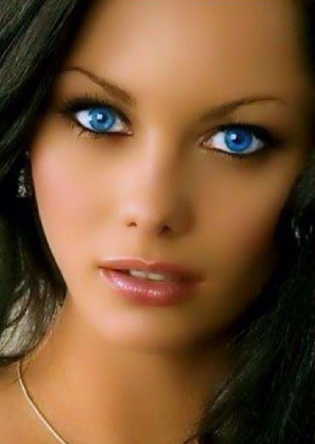 Красивая девушка с голубыми глазами