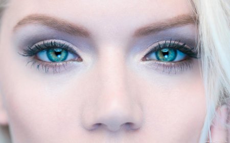 Глаза цвета аквамарин