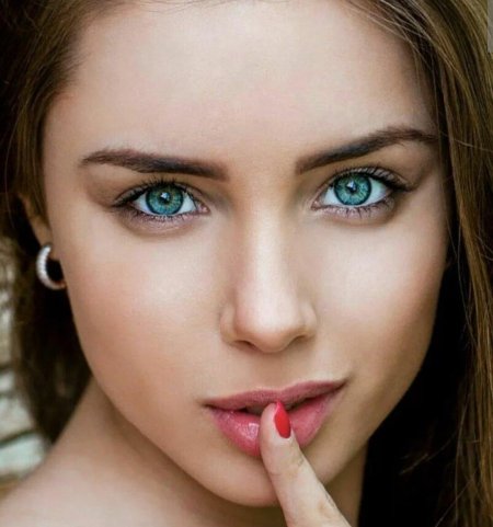 Красивая девушка с голубыми глазами
