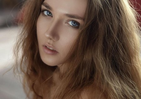 Русая девушка с голубыми глазами