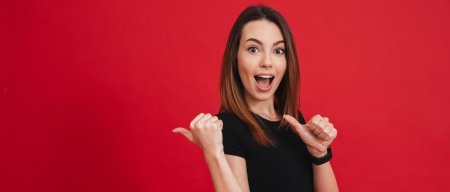 Девушка показывает класс