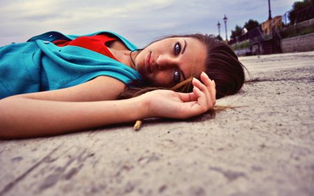 Девушка лежит на асфальте