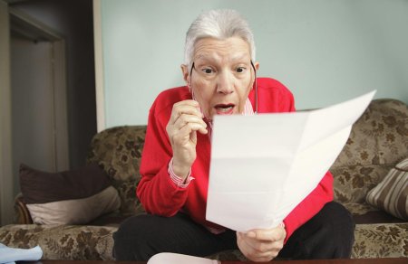 Пожилая женщина в шоке