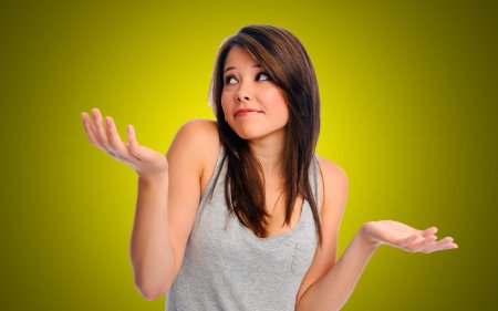 Девушка пожимает плечами