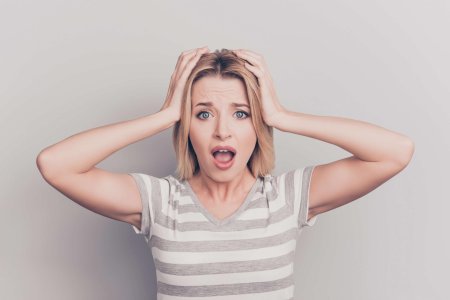 Удивленная девушка с открытым ртом