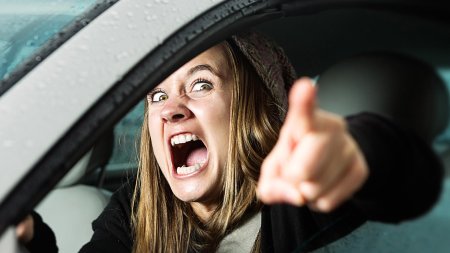 Женщина за рулем