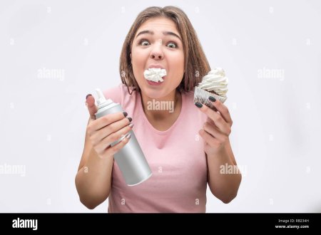 Девушка с тортом