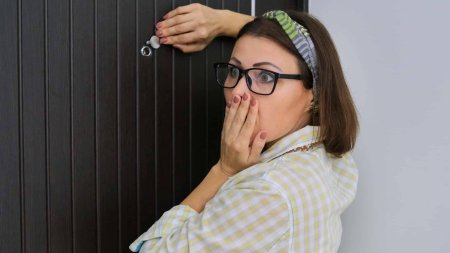 Женщина в дверях