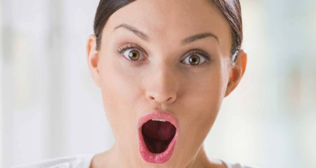 Девушка с открытым ртом