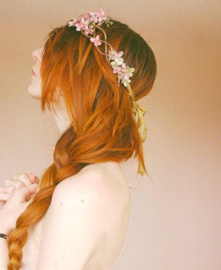 Девочка с рыжими волосами