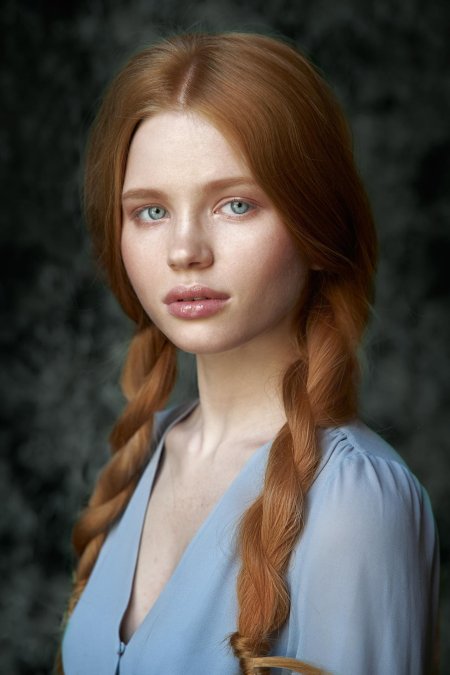 Девушка с косичками