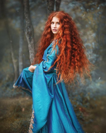 Девушка с длинными рыжими волосами