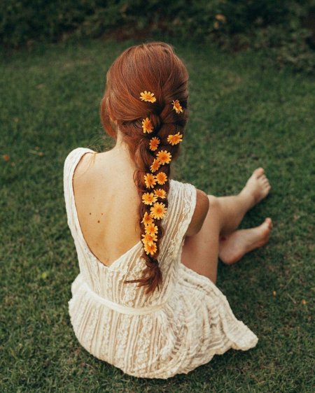 Рыжая девушка со спины