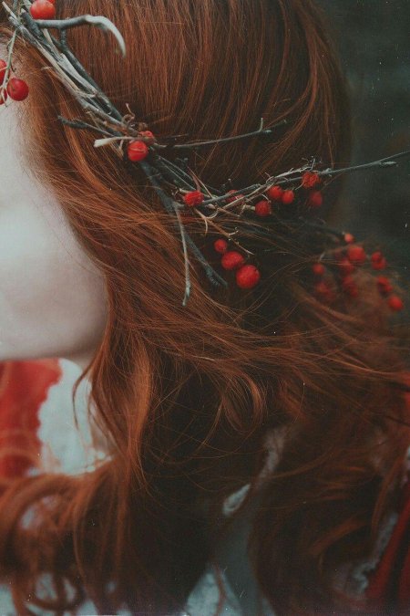 Девушка с рыжими волосами