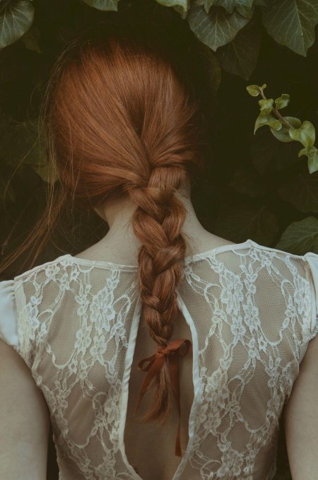 Рыжая девушка со спины
