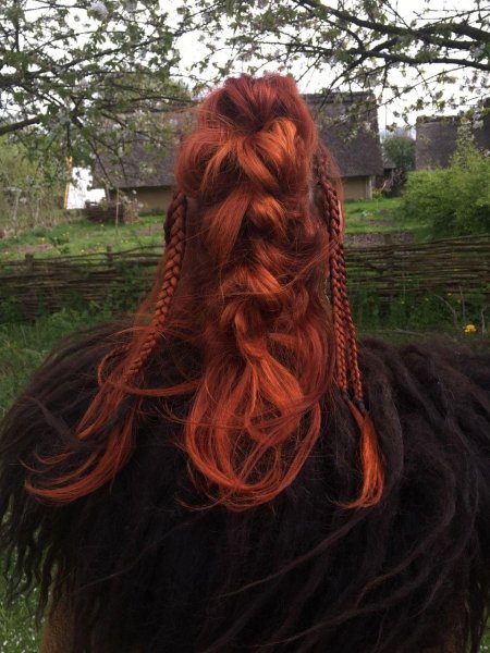 Длинные рыжие волосы в косы
