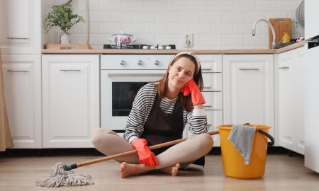Женщина моет пол