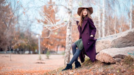 Девушка в пальто