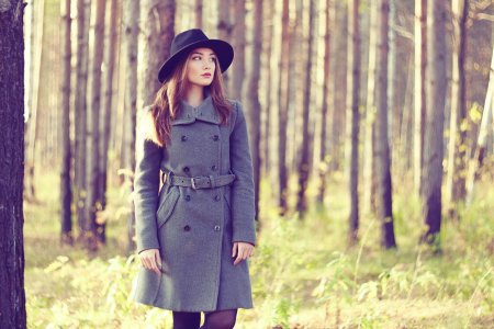 Девушка в пальто весной