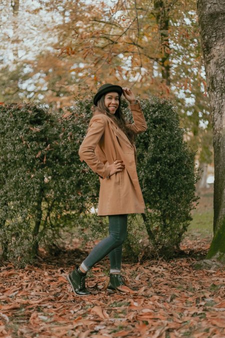 Образ с коричневым пальто