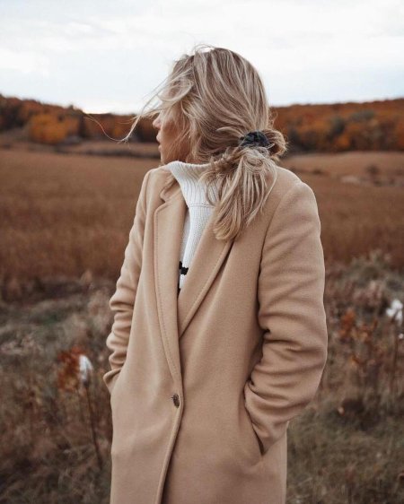 Бежевое пальто женское