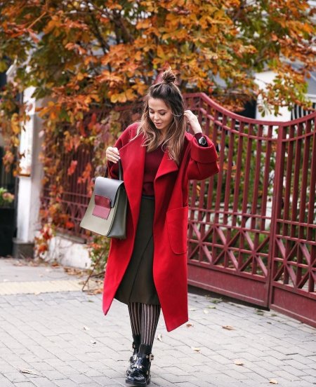 Образы с красным пальто