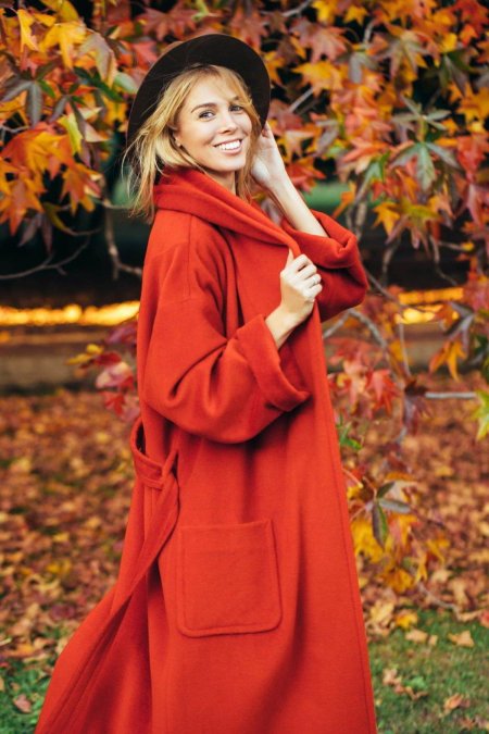 Девушка в пальто