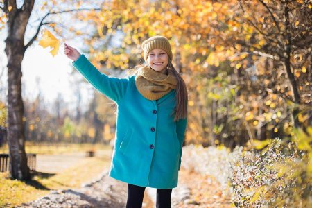 Девушка в осеннем парке