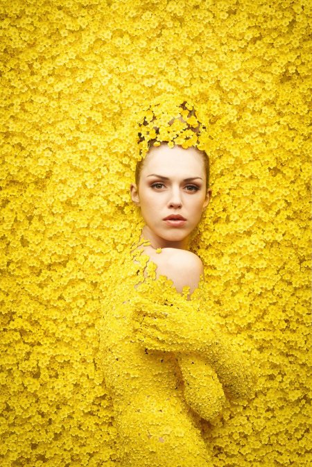 Девушка в желтых цветах